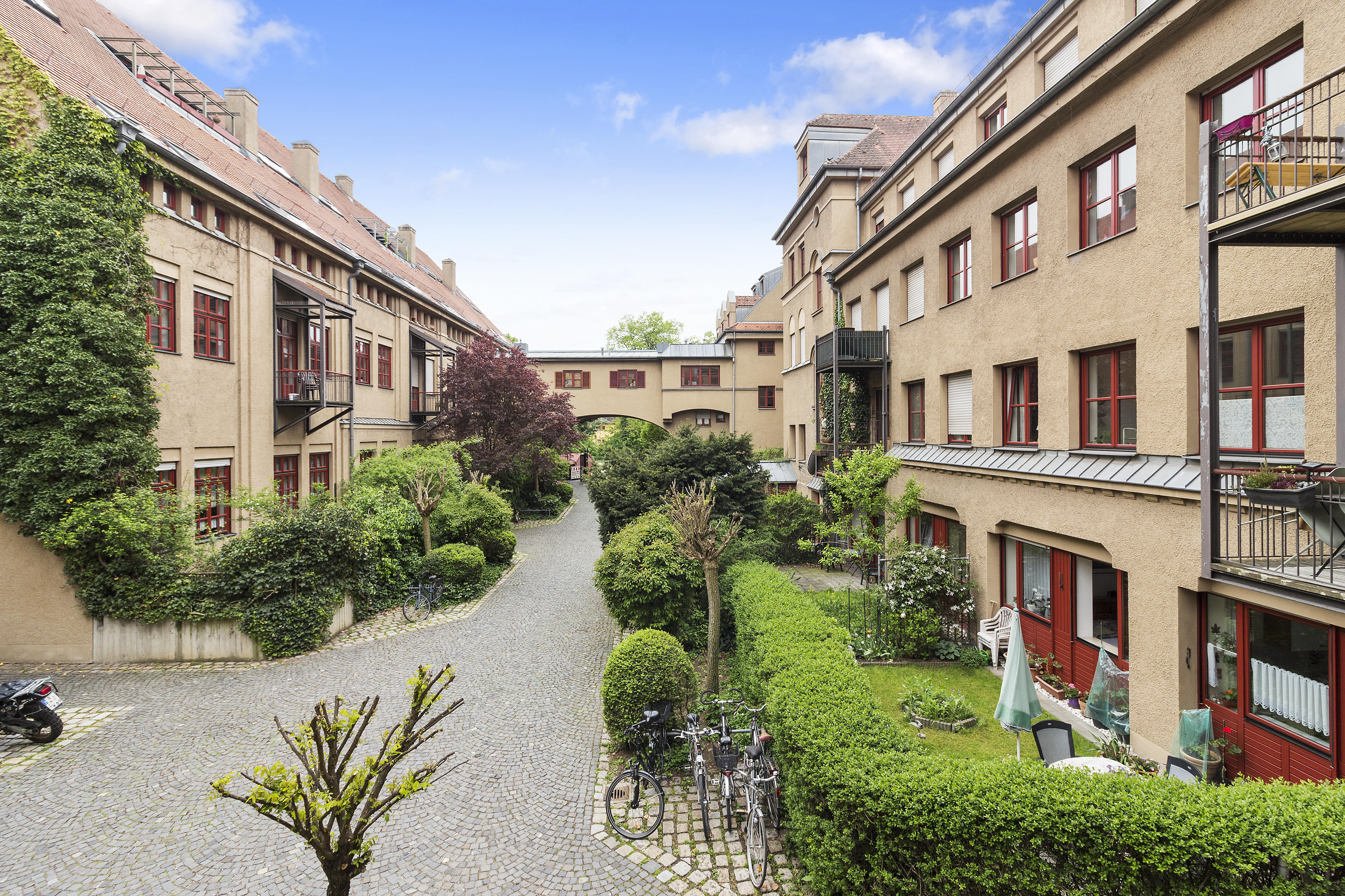 Beispielbild einer Außenansicht mit Innenhof